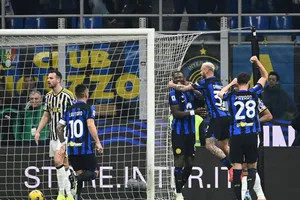 Các cầu thủ Inter ăn mừng bàn thắng hậu vệ Juve phản lưới nhà