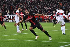 Jonathan Tah ghi bàn ấn định tỷ số cho Leverkusen
