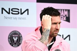 Leo Messi trong buổi họp báo vào thứ Ba