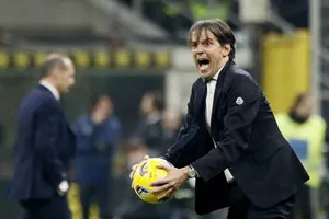 HLV Simone Inzaghi đầy nhiệt huyết trên đường biên