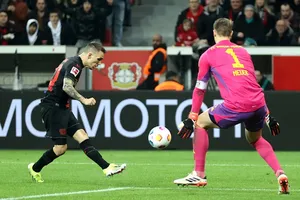 Alejandro Grimaldo đánh bại thủ thành Neuer để nhân đôi cách biệt
