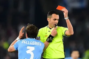 Chiếc thẻ đỏ có phần oan uổng cho Lucas Pellegrini