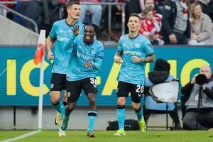 Jeremie Frimpong (giữa) mở tỷ số cho Bayer Leverkusen