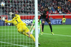 Pha đánh đầu ghi bàn của Nathan Tella