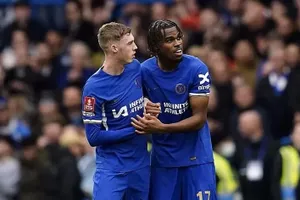 Cole Palmer mừng bàn thắng cùng Carney Chukwuemeka