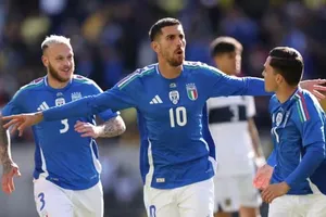 Lorenzo Pellegrini (10) giúp HLV Luciano Spalletti tự tin triển khai sơ đồ 3-4-2-1