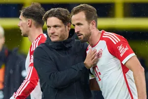 HLV Edin Terzic trò chuyện với Harry Kane sau trận lượt đi ở sân Signal Iduna