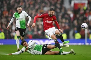 Sai lầm của Jarell Quansah giúp Bruno Fernandes ghi bàn cho Man United