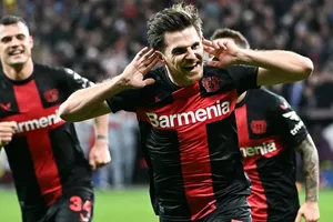 Jonas Hofmann mở tỷ số cho Leverkusen ở phút 83