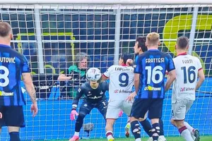 Bóng chạm tay Gianluca Lapadula trước khi Nicolas Viola ghi bàn cho Cagliari