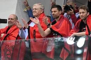 Từ trái sang phải là các ông Chủ tịch CLB Fernando Carro, GĐĐH Werner Wenning, HLV Xabi Alonso và GĐTT Simon Rolfes