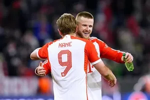 Eric Dier và Harry Kane ăn mừng chiến thắng trước Arsenal