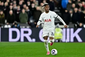 Destiny Udogie phải nghỉ thi đấu đến hết mùa