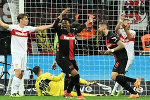 Robert Andrich (8) ghi bàn phút bù giờ thứ 6 cho Bayer Leverkusen