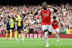 Bukayo Saka ăn mừng bàn mở tỷ số cuối hiệp 1