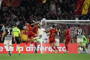 Gleison Bremer (áo sọc) đánh đầu gỡ hòa 1-1 cho Juventus.