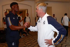 HLV Carlo Ancelotti động viên cậu học trò Aurelien Tchouameni