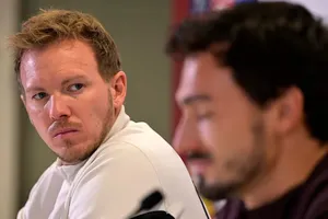 HLV Julian Nagelsmann (trái) quyết định loại Mats Hummels