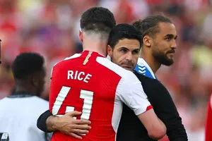 Mikel Arteta an ủi cậu học trò Declan Rice