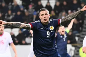 Lyndon Dykes không kịp hồi phục chấn thương