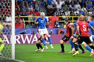 Alessandro Bastoni đánh đầu gỡ hòa 1-1 cho Italia