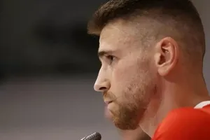 Thủ thành Unai Simon đang chơi bóng với cơn đau ở cổ tay