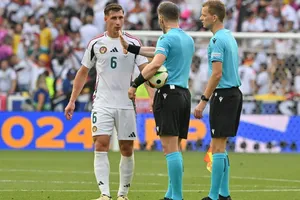 Willi Orban phàn nàn với trọng tài Danny Makkelie