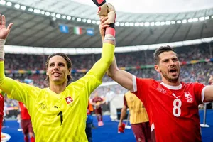 Remo Freuler và thủ thành Sommer ăn mừng chiến thắng