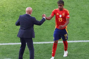 HLV Luis de la Fuente và Lamine Yamal khi thay người ở trận gặp tuyển Đức