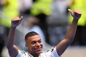 Kylian Mbappe trình làng màu áo Real Madrid