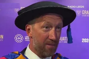 Graham Potter nhận bằng tiến sĩ danh dự ở Đại học Leeds