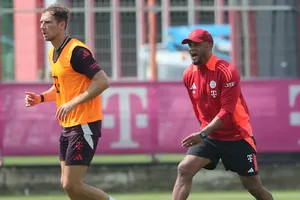 HLV Vincent Kompany rất tích cực trên sân tập