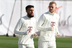 Matthijs de Ligt (phải) và Noussair Mazraoui cùng sang Man United