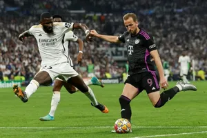 Harry Kane (phải, Bayern) sút bóng trước Antonio Rudiger (Real Madrid)