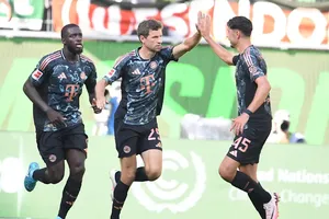 Thomas Muller (giữa) lập kỷ lục ở Bayern