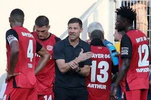 HLV Xabi Alonso bối rối chỉ đạo đội hình trận thắng Carl-Zeiss Jena