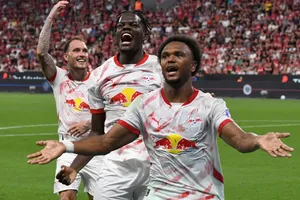 Lois Openda (phải) ghi bàn thắng đánh bại Bayer Leverkusen