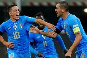 Giacomo Raspadori (trái) là trụ cột hàng công Italia