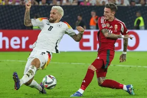 Robert Andrich (trái) chặn được cú sút nguy hiểm của Hungary