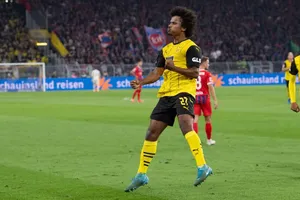 Karim Adeyemi ăn mừng bàn thắng