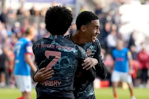 Jamal Musiala (phai) ăn mừng bàn thắng cùng Serge Gnabry