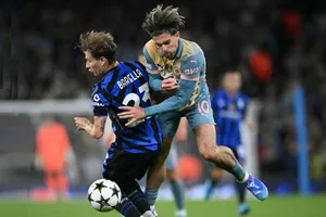 Nicolo Barella (trái) tranh bóng với Jack Grealish (Man City)