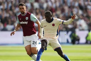 Nicolas Jackson ghi bàn thắng thứ 2 bằng cú sút má ngoài vào góc gần 