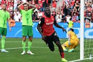 Victor Boniface ghi bàn ấn định chiến thắng cho Bayer Leverkusen trước Wolfsburg