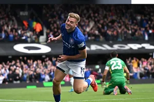 Liam Delap ghi cú đúp vào lưới Aston Villa