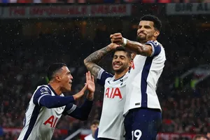 Các cầu thủ Tottenham ăn mừng chiến thắng dễ dàng trên sân Old Trafford