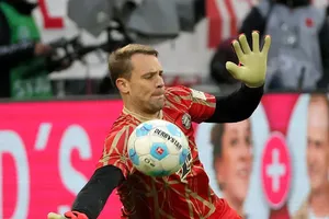 Thủ môn Manuel Neuern cũng trả giá cho một pha dâng cao