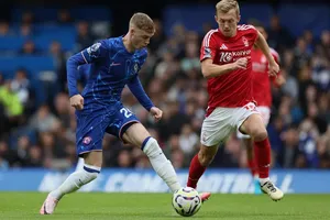 Cole Palmer đi bóng trước hậu vệ Nottingham