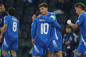 Giovanni De Lorenzo (mang băng đội trưởng) có cú đúp vào lưới Israel