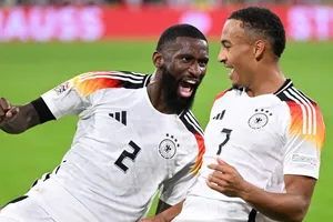 Jamie Leweling (phải) cùng với Antonio Rudiger ăn mừng bàn thắng vào lưới Hả Lan